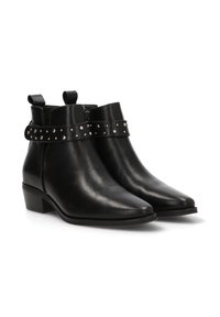 Botas de cuero negro hasta el tobillo con punta afilada, que cuentan con una correa con tachuelas alrededor del tobillo y dos lengüetas en el collar. Tacón bajo en bloque.