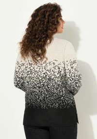 Ulla Popken GRADIENT LONG SLEEVE V-NECK - Strickpullover - light champagne