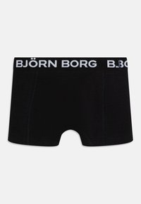 Crne bokserice izrađene od mekog materijala s crnim pojasom koji ima bijeli natpis "BJÖRN BORG" i kontrastnim detaljima šava.
