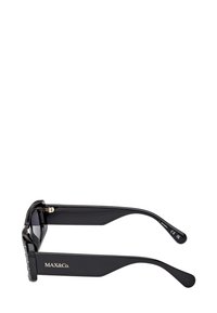 Černé obdéln�íkové sluneční brýle s širokými rameny, logo "MAX&Co." vytištěné zlatým písmem na levém rameni, zobrazené z boku na bílém pozadí.