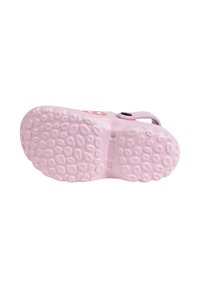 Semelle de sandal en caoutchouc rose avec une surface texturée et des bosses arrondies pour une bonne adhérence. Sangle ajustable avec un bouton noir pour un maintien sécurisé.