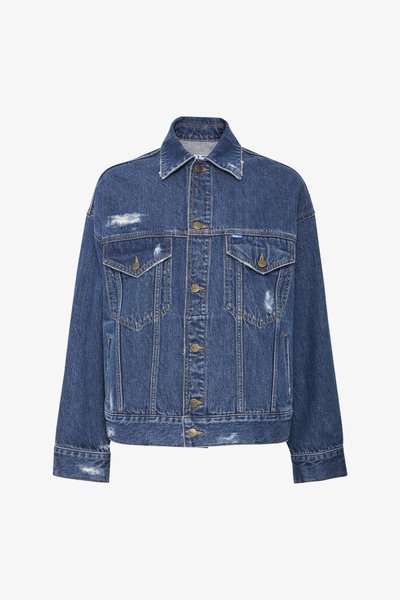 Denim jakna v temno modri barvi z obrabljenimi detajli, dvema žepoma na prsih in kovinskimi gumbi. Ohlapen kroj s klasičnim ovratnikom in dolgimi rokavi.
