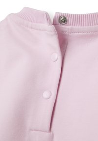 Indumento in cotone di un delicato colore rosa, con colletto a costine e chiusura a bottoni e automatici per una facile vestizione. Texture liscia, design casual.