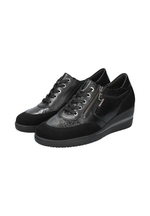 Chaussures en cuir noir et en daim avec une surface texturée, dotées d'un laçage et d'une fermeture éclair, ainsi que d'un talon compensé.