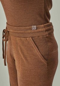 YOU LOOK PERFECT BELLA - MERINO WOOL LOUNGEWEAR - Nachtwäsche Hose - cognac
