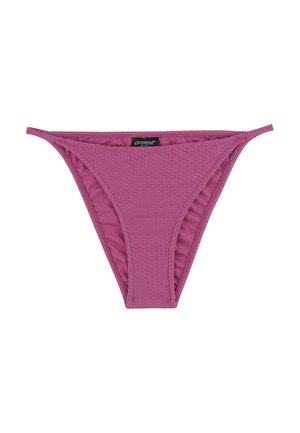 Paarse bikinionderkant met textuur, smalle zijbandjes en een klein zwart label met de tekst "protest" in het midden van de tailleband.
