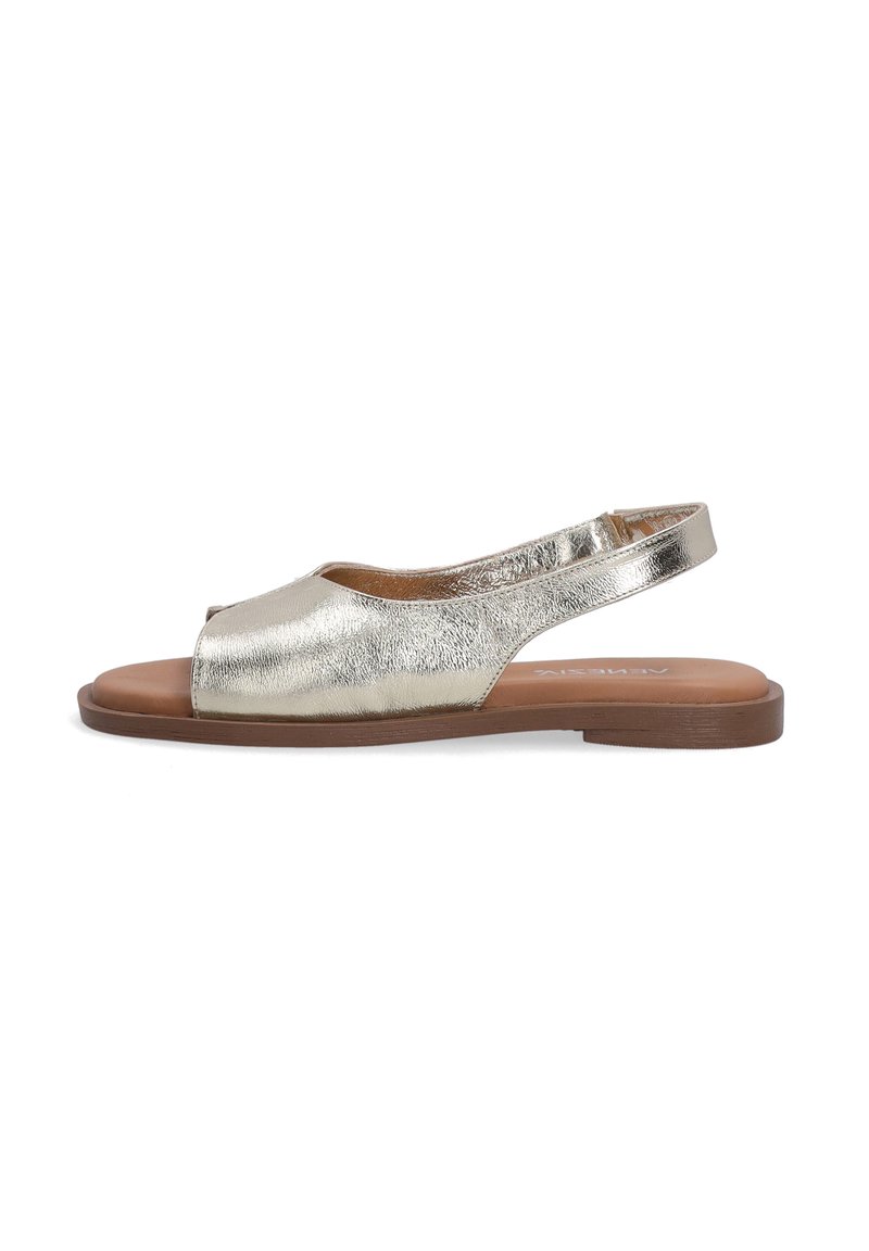 Metallic guld åben tå slingback sandal med en tekstureret overdel og brun flad sål. Har en bred rem over foden for nem påtagning.