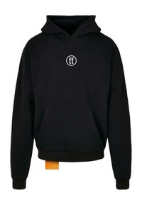 Čierna mikina s kapucňou a predným vreckom, logo v kruhu na hrudi, rebrované manžety a spodný lem, a oranžová nášivka v ľavom dolnom rohu. Mäkkučký bavlnený materiál.