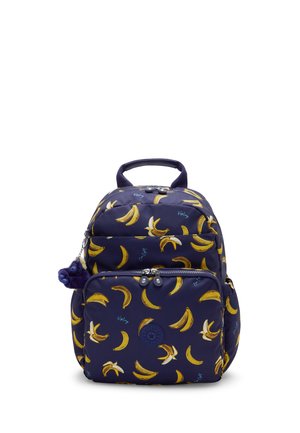 Zaino blu navy con stampa di banane gialle, tasca frontale con cerniera, maniglia superiore e portachiavi soffice sul lato.
