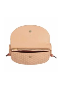 Borsa a tracolla in pelle intrecciata color beige con pattina rotonda, hardware dorato e tasca interna con zip. Presenta una texture liscia e un design minimale.
