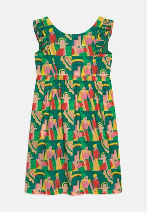 Robe sans manches verte avec épaules volantées, présentant un motif abstrait coloré de figures humaines stylisées et de formes géométriques en rouge, jaune et rose.