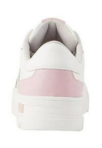 Sneaker bianco con un accento in pelle rosa sul tallone, foderato in tessuto testurizzato e una suola in gomma bianca spessa. Finitura superficiale liscia.