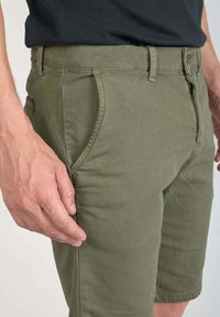 Olijfgroene shorts van een katoenmix stof, met zijzakken, een knoopsluiting en een slim fit ontwerp.