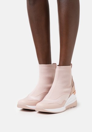 MICHAEL Michael Kors, Bottines compensées - pink