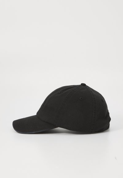 Casquette de baseball en coton noir avec une visière incurvée, design à six panneaux, trous de ventilation brodés et un bouton sur le dessus pour un ajustement sûr.