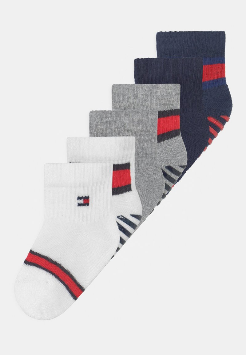 Set di cinque paia di calzini in misto cotone con polsini a coste. Colori: bianco, grigio, blu navy, con accenti e righe rosse e blu navy.