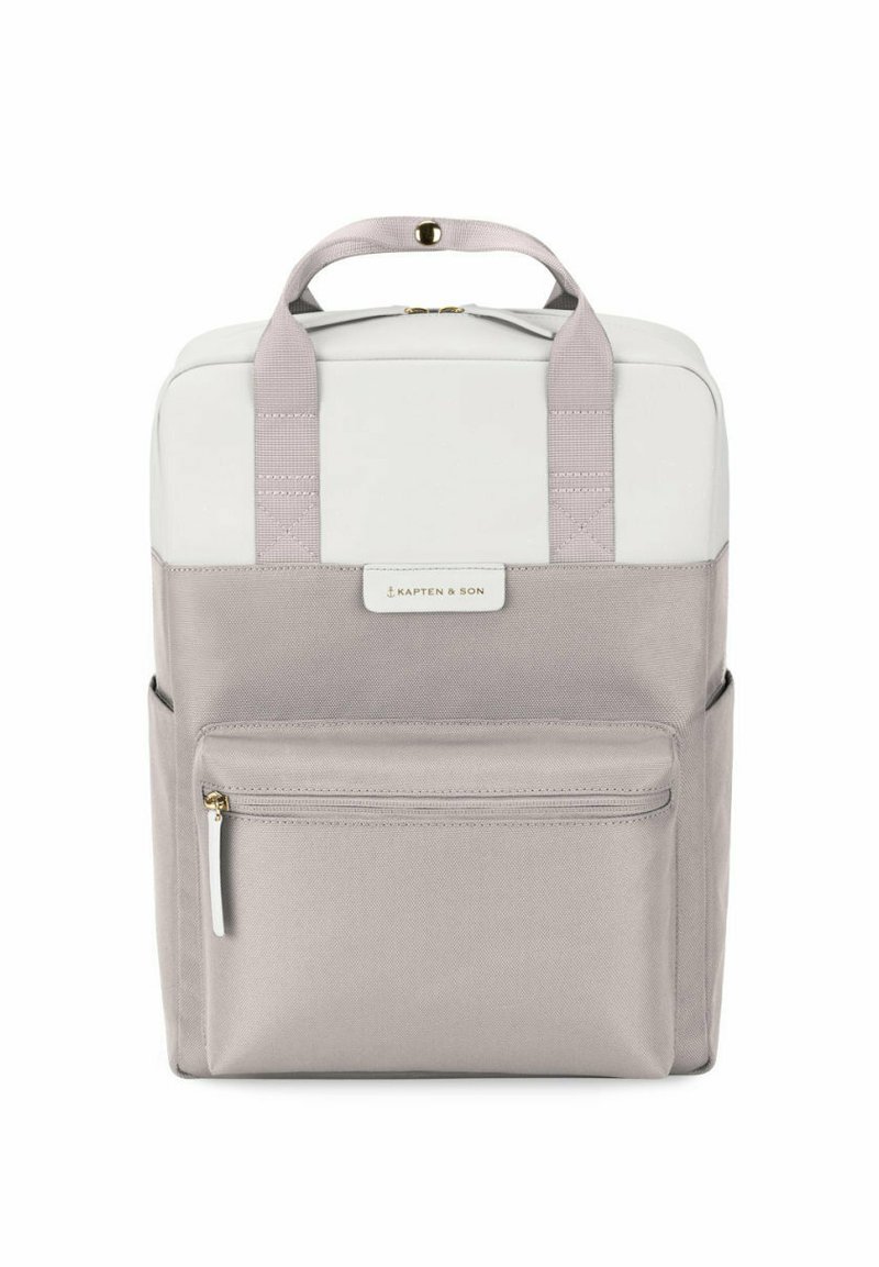Mochila de tela gris claro con un borde superior liso, dos asas, bolsillo frontal con cremallera y etiqueta de logo; diseño minimalista con acentos contrastantes.