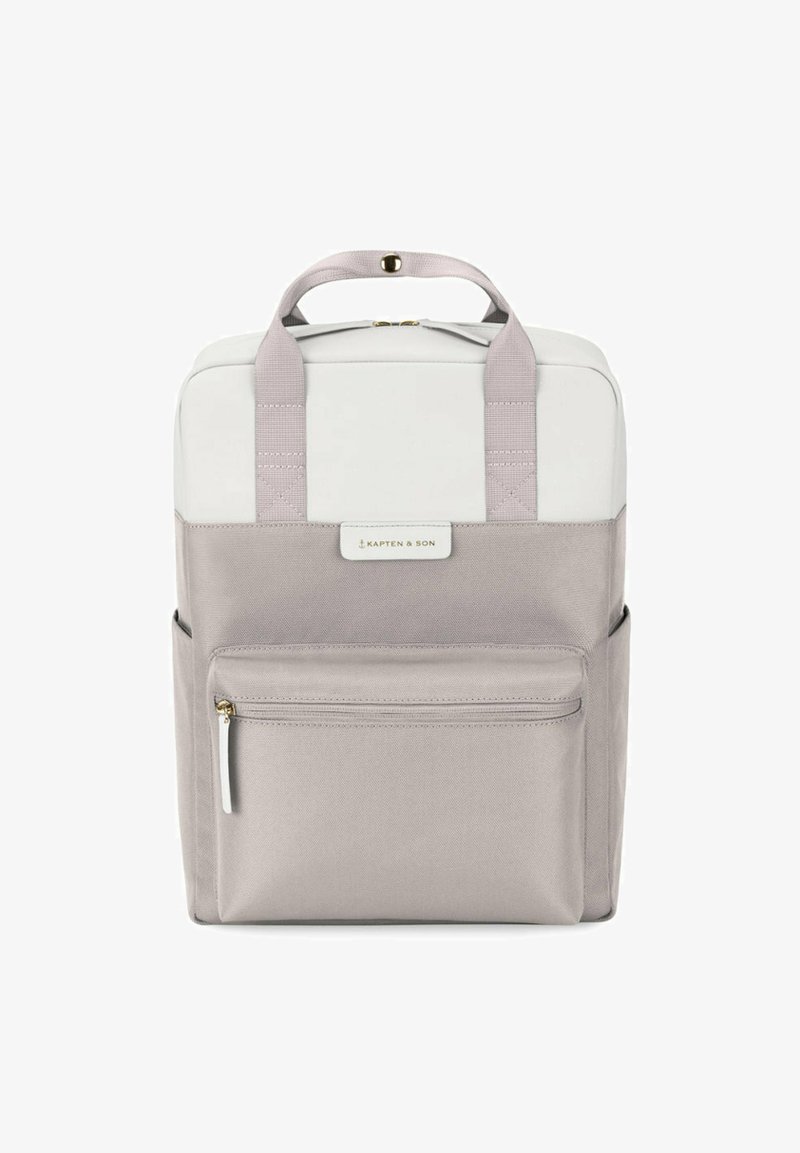 Vaalea harmaa kangaskotelo, jossa on sileä päällinen, kaksinkertaiset kahvat, etupuolella vetoketjullinen tasku ja logotagi; minimalistinen muotoilu, jossa on erottuvat yksityiskohdat.