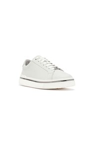 Sneaker in pelle bianca con punta rotonda, suola piatta bianca e accenti grigi. Presenta lacci grigi e una striscia metallica sulla suola.
