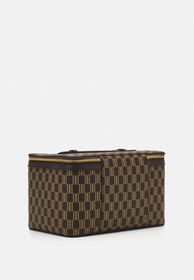 Borsa a tracolla marrone con motivo rettangolare, dotata di una cerniera dorata e dettagli in pelle. Il materiale ha una finitura texturizzata.