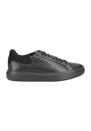 Zapatillas de cuero negro con un acabado texturizado, que cuentan con una suela de goma lisa y detalles de ante en el talón y la lengüeta. Diseño clásico con cordones.