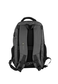 Mochila gris con correas acolchadas para los hombros, respaldo de malla, bolsillos laterales y asa superior para llevar. Cuenta con hebillas ajustables y detalle de logo.