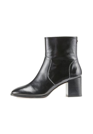 Bottine en cuir noir avec bout pointu et talon bloc, finition lisse, et fermeture éclair latérale.