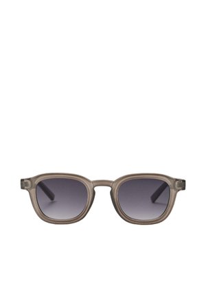 Prostokątne okulary przeciwsłoneczne z półprzezroczystymi szarymi oprawkami i ciemnymi, gradientowymi szkłami, widziane od przodu na białym tle.