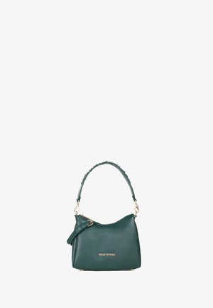 Borsa a tracolla verde in pelle con forma curva, hardware dorato e una tracolla decorativa sul lato. Presenta un manico borchiato per un tocco di dettaglio in più.