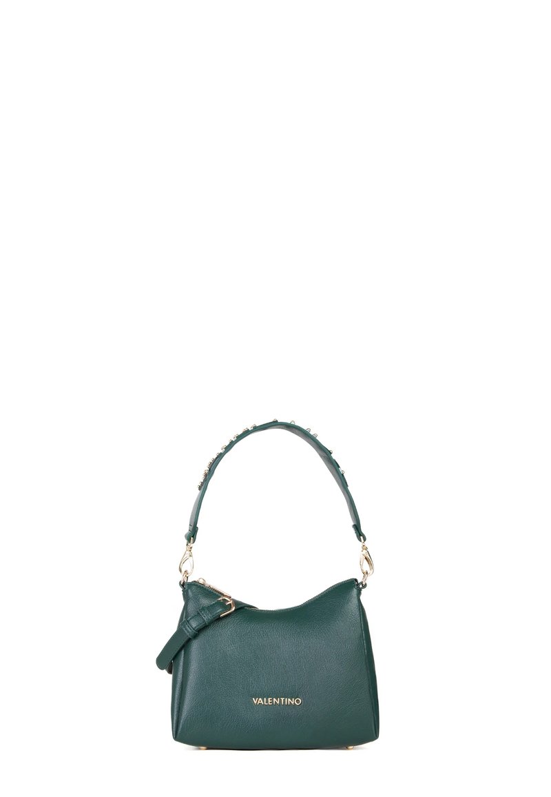 Borsa a tracolla verde in pelle con forma curva, hardware dorato e una tracolla decorativa sul lato. Presenta un manico borchiato per un tocco di dettaglio in più.