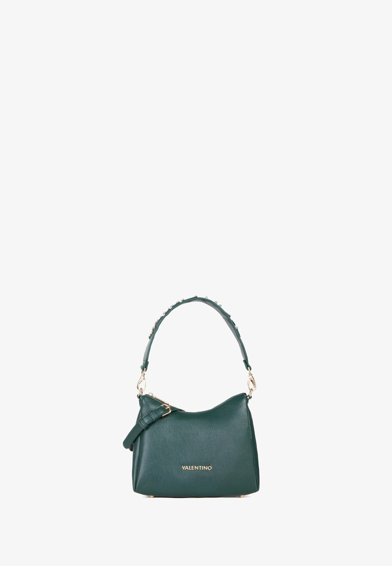 Borsa a tracolla verde in pelle con forma curva, hardware dorato e una tracolla decorativa sul lato. Presenta un manico borchiato per un tocco di dettaglio in più.