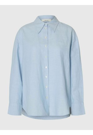 Chemise bleu clair à manches longues avec col large pointu et poignets à un seul bouton, présentée sur un fond neutre.