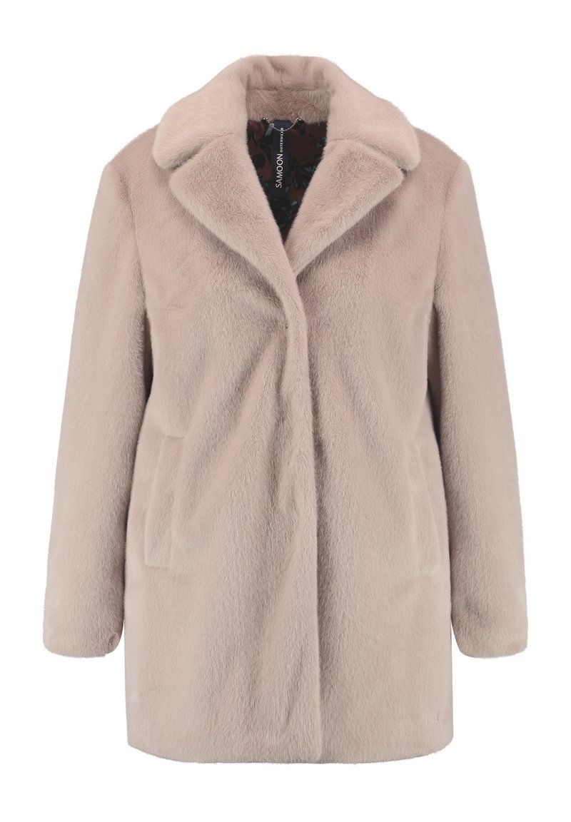 Abrigo de piel sintética color beige claro con cuello muesca, cierre de un solo botón y dos bolsillos laterales. Textura suave y silueta relajada.