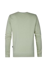Sudadera verde claro con mangas largas, cuello redondo y tejido texturizado. Presenta un dobladillo y puños acanalados, con una pequeña etiqueta de la marca en el lateral.