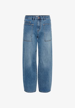 Vaaleansiniset farkut leveillä lahkeilla, joissa on kaksi etutaskua ja näkyvät ompelusaumat. Vyötäröllä on nappikiinnitys.