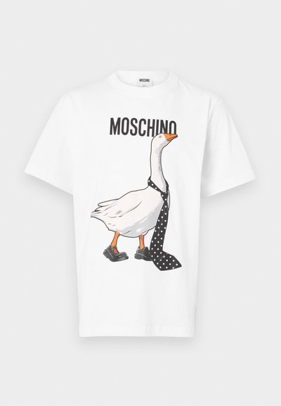 Witte katoenen T-shirt met een cartoon eend die een stropdas met stippen en zwarte schoenen draagt. "MOSCHINO" staat boven de illustratie gedrukt.