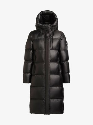 Lange zwarte donsjas met hoge kraag-hoodie, doorgestikt ontwerp, ritssluiting aan de voorkant en twee zijzakken. Soepele en glanzende textuur, geïsoleerd materiaal.