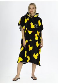 Poncho asciugamano con cappuccio nero, caratterizzato da un motivo ripetuto di anatre in gomma gialla, realizzato in materiale morbido, con maniche corte e fessure laterali.