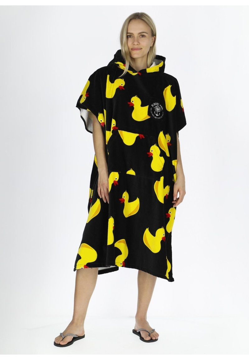 Poncho asciugamano con cappuccio nero, caratterizzato da un motivo ripetuto di anatre in gomma gialla, realizzato in materiale morbido, con maniche corte e fessure laterali.
