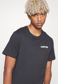 Levi's® GRAPHIC CREWNECK TEE - Marškinėliai su spaudiniu - caviar