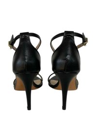 Sandali neri con tacco alto e cinturino alla caviglia, texture in pelle liscia, forma a punta e tacco a stiletto. Dettaglio con fibbia dorata regolabile.