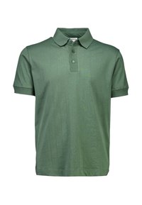 Zielona koszulka polo o teksturowanym, prążkowanym wzorze. Posiada kołnierzyk, trzy guziki na przedzie oraz krótkie rękawy. Wykonana z oddychającego materiału.