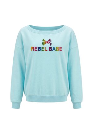 Lyseblå sweatshirt med bred hals, ribkanter ved ærmer og bund, samt farverig "REBEL BABE" tekst med sløjfe grafik foran.