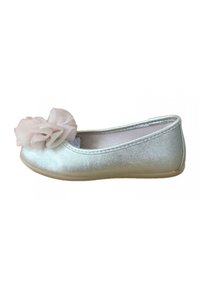 Bailarinas plateadas hechas de un material brillante, con un acabado texturizado y adornadas con una flor de tela clara en la puntera.