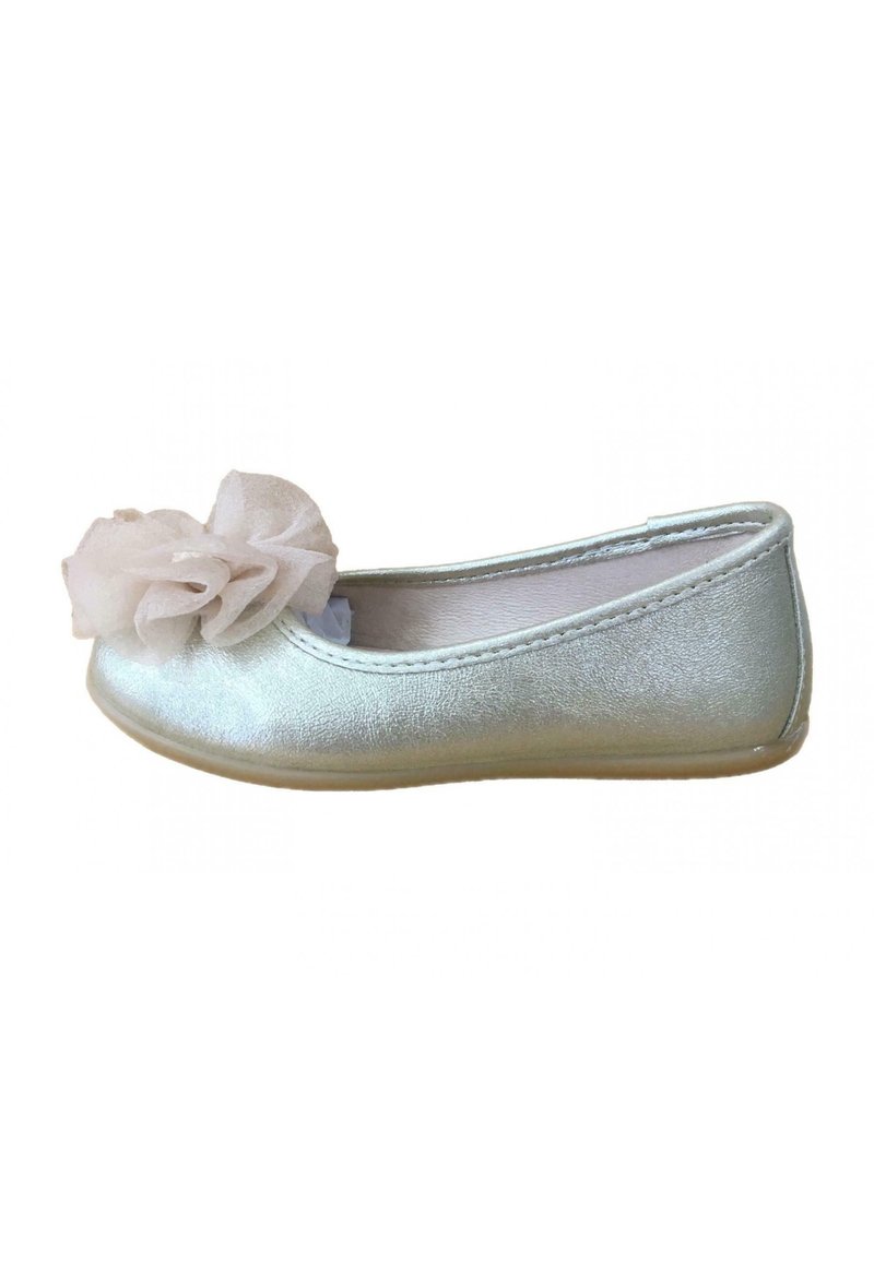 Bailarinas plateadas hechas de un material brillante, con un acabado texturizado y adornadas con una flor de tela clara en la puntera.
