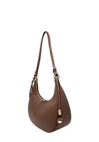 Borsa a mano in pelle marrone con una forma curvata, una cerniera dorata e doppi manici. Presenta una texture liscia e sottili dettagli in metallo.