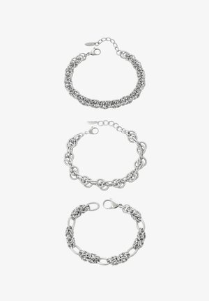 Kolme hopeista ranneketjua, joissa on monimutkaiset ketjusomisteet. Tekstuurilliset lenkit erilaisin kuvioin ja säädettävät lukot.