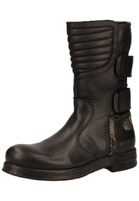 Czarna skórzana boot z teksturowanym cholewką, żeberkowym wzorem u góry, dwoma rzepami i akcentem w postaci wzoru węża po boku.