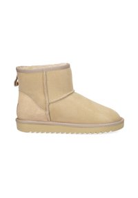 Bota de tobillo de ante color marrón claro con un suave forro de forro polar, puntera redondeada, detalles cosidos y una suela de goma de bajo perfil con un diseño texturizado.