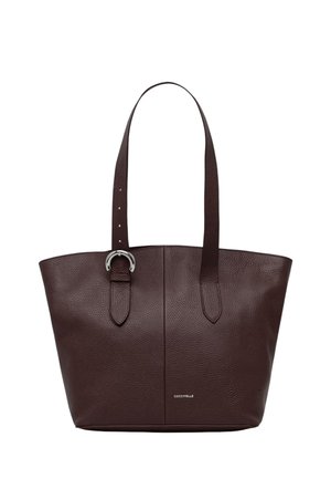 Borsa tote in pelle marrone scuro con due manici lunghi, superficie testurizzata, una fibbia argento su una cinghia e un piccolo logo del marchio vicino alla base.